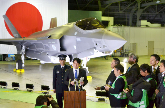 오노데라 이쓰노리(왼쪽 두 번째) 일본 방위상이 지난 24일 일본 아오모리현 미사와 기지에서 열린 최신예 스텔스 전투기 F35A 실전 배치 기념식에서 발언을 하고 있다. 미사와 교도 연합뉴스