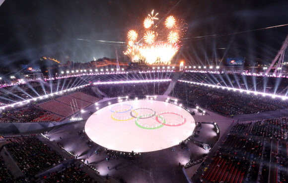 25일 평창올림픽스타디움에서 열린 평창동계올림픽 폐회식에서 스키와 스케이트를 신은 공연단이 오륜기를 만들고 있다.연합뉴스