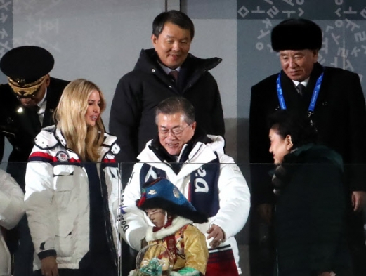 [올림픽] 폐회식에서 조우한 한국과 미국 그리고 북한