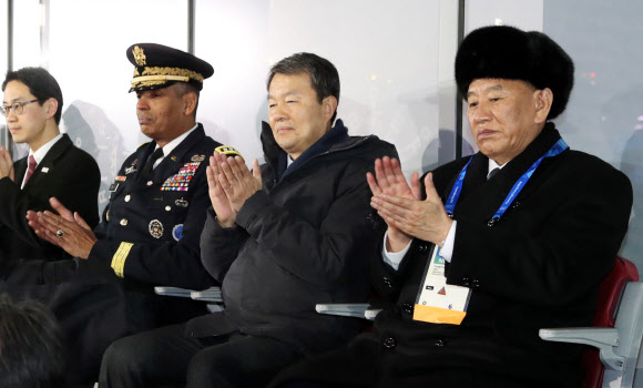 [올림픽] 박수치는 김영철 북한 노동당 부위원장