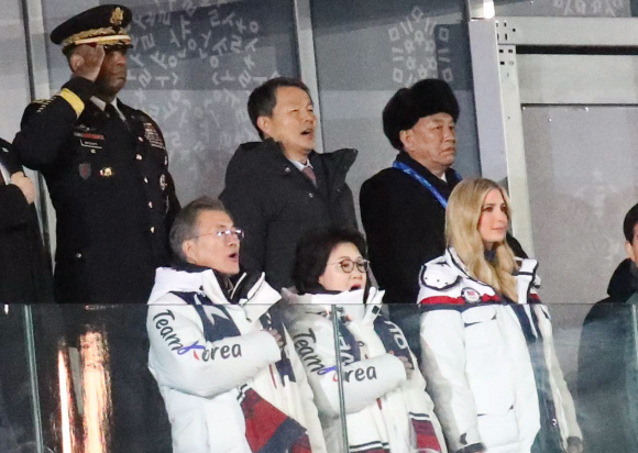 2018 평창 동계올림픽이 25일 오후 8시 평창 올림픽스타디움에서 열린 폐회식을 끝으로 대단원의 막을 내렸다. 문재인 대통령이 국민의례를 하고 있다.