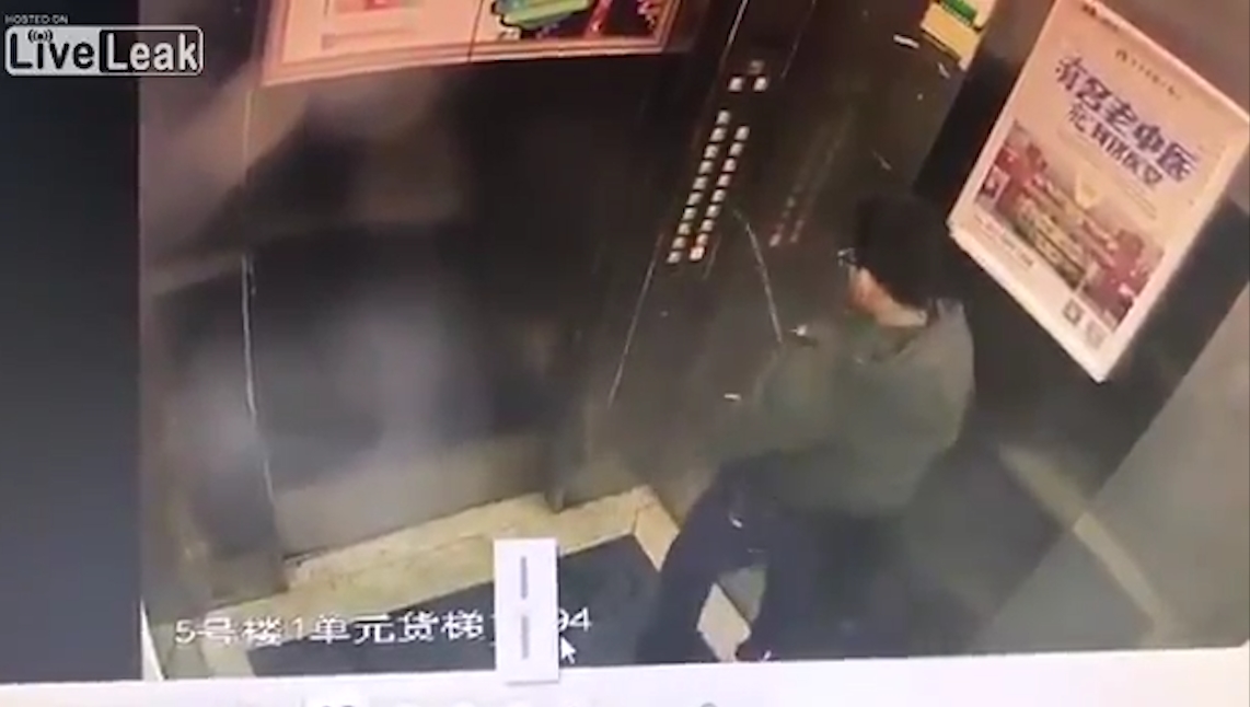 중국 한 엘리베이터 안에서 오줌싸는 이우(Yiwu)라는 철없는 아이(유튜브 영상 캡처)