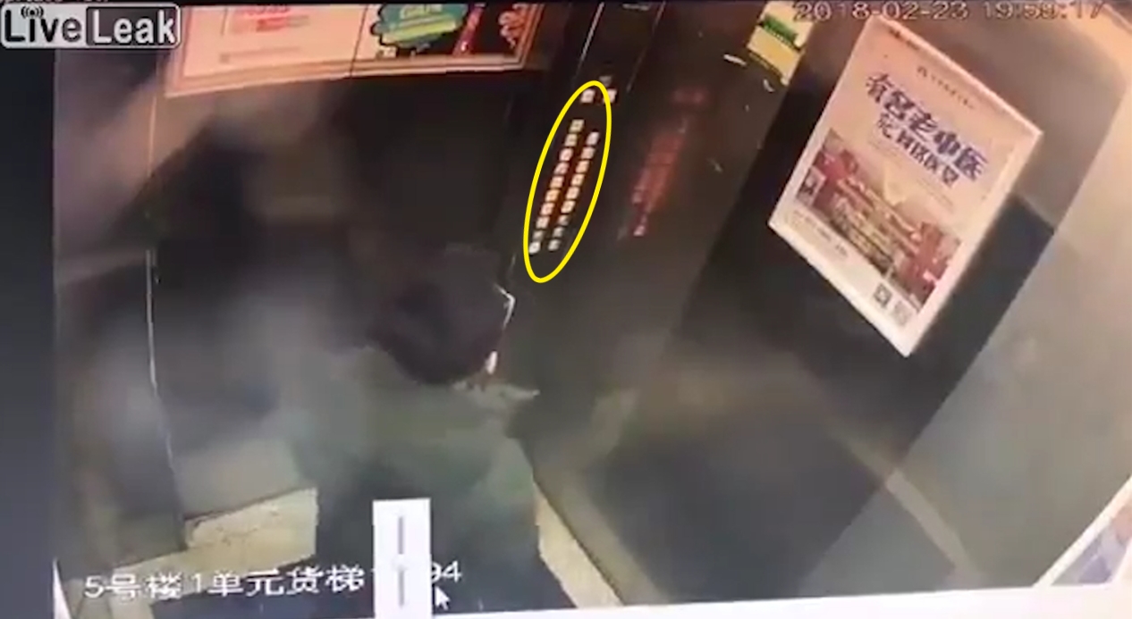 이우(Yiwu)라는 아이가 승강기 안 제어판에 오줌을 싼 후 기계의 오작동으로 인해 갇혀 당황해하는 모습(유튜브 영상 캡처)