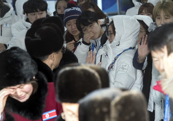 2018평창동계올림픽이 끝난지 하루가 지난 26일 오전 강릉 올림픽 선수촌에서 남북 여자 아이스 하키팀 선수들이 작별 인사를 하고 있다. 2018.2.26. 연합뉴스