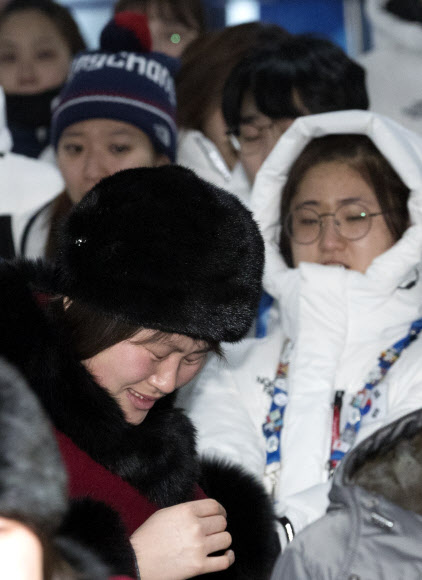 2018평창동계올림픽이 끝난지 하루가 지난 26일 오전 강릉 올림픽 선수촌에서 남북 여자 아이스 하키팀 선수들이 작별 인사를 하고 있다. 2018.2.26. 연합뉴스