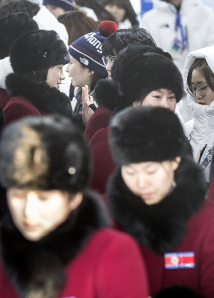 2018평창동계올림픽이 끝난지 하루가 지난 26일 오전 강릉 올림픽 선수촌에서 남북 여자 아이스 하키팀 선수들이 작별 인사를 하고 있다. 2018.2.26. 연합뉴스