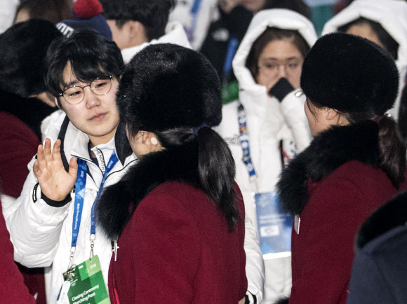 2018평창동계올림픽이 끝난지 하루가 지난 26일 오전 강릉 올림픽 선수촌에서 남북 여자 아이스 하키팀 선수들이 작별 인사를 하고 있다. 2018.2.26. 연합뉴스