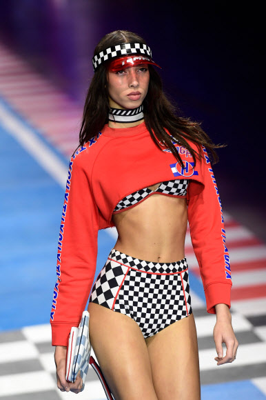 25일(현지시간) 이탈리아 밀라노에서 열린 패션 브랜드 ‘타미힐피거(Tommy Hilfiger)’ 패션쇼에서 모델이 스포티한 비치웨어를 선보이고 있다.<br>AFP 연합뉴스