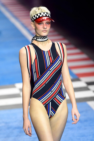 25일(현지시간) 이탈리아 밀라노에서 열린 패션 브랜드 ‘타미힐피거(Tommy Hilfiger)’ 패션쇼에서 모델이 스포티한 비치웨어를 선보이고 있다.<br>AFP 연합뉴스