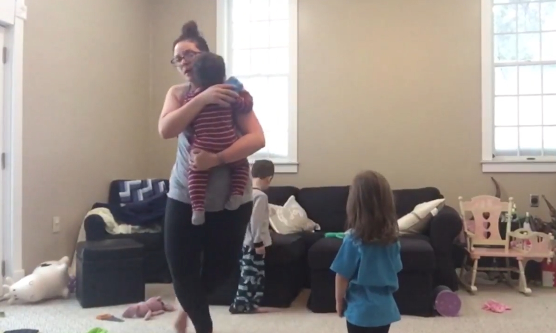 아이 셋의 엄마인 로지 캐스턴(Rosie Caston)이 아이들을 돌보며 운동하고 있는 모습(유튜브 영상 캡처)
