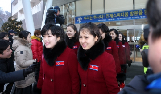 인제스피디움 나서는 북한 응원단