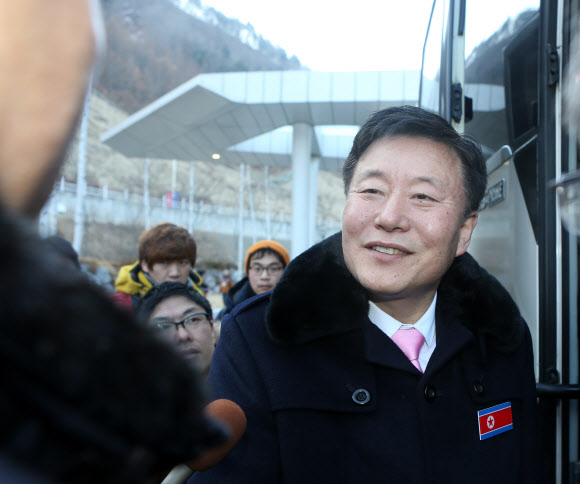 인사하는 오영철 응원단장