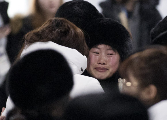 2018평창동계올림픽이 끝난지 하루가 지난 26일 오전 강릉 올림픽 선수촌에서 남북 여자 아이스 하키팀이 작별 인사를 하고 있다. 2018.2.26. 연합뉴스