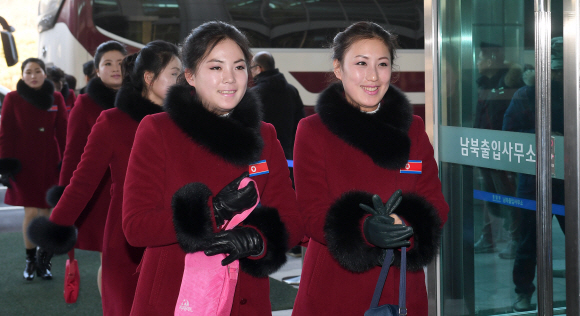 2018 평창동계올림픽이 성황리에 종료된 다음날인 26일 북한의 응원단, 선수단, 취재기자, 수행원등 299명이 밝은표정으로 파주 남북출입사무소를 통해서 북으로 출경하고 있다.  사진공동취재단