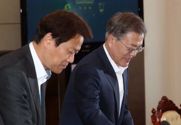 문재인 대통령과 임종석 비서실장이 26일 청와대 수석보좌관회의에 참석하고 있다. 안주영 기자 jya@seoul.co.kr