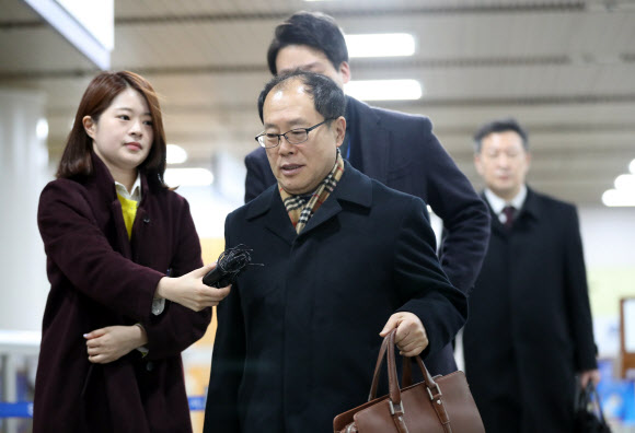 결심 공판 입장하는 박 전 대통령 국선변호인