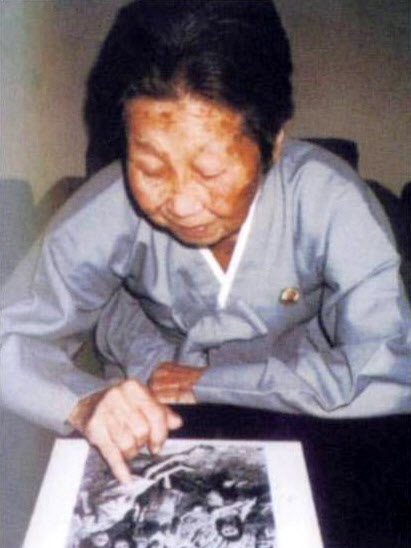 송산 위안소 사진 보는 고 박영심 할머니