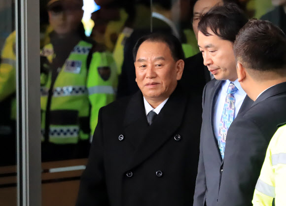 숙소 나서는 김영철