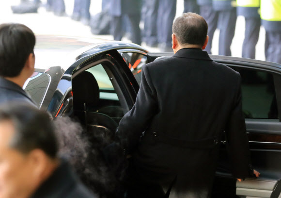 차량 탑승하는 북한 김영철 노동당 부위원장