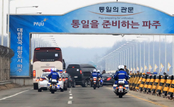 귀환하는 북한 고위급대표단