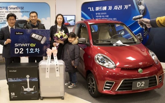 이마트가 판매한 중국산 초소형 전기차 ‘D2’ 1호 고객