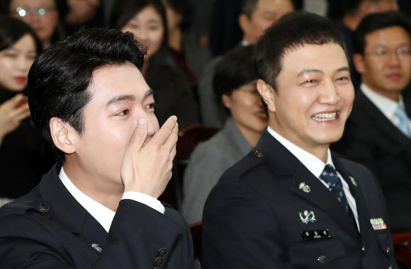 드라마 ’슬기로운 감빵생활’에서 교도관으로 출연한 정웅인(오른쪽), 정경호가 28일 오전 정부과천청사에서 열린 명예교도관 위촉식에 참석하고 있다.  연합뉴스