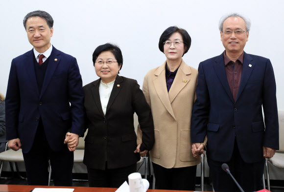 정부는 28일 서울 여의도 국회에서 노사정 대타협의 최우선 과제로 저출산 대책을 추진하기로 하고 다음달 중 일과 생활의 균형이 가능한 사회구조를 만드는 방안을 발표하기로 했다. 오른쪽부터 박능후 보건복지부 장관, 정현백 여성가족부 장관, 김상희 저출산고령사회위원회 부위원장, 문성현 경제사회발전노사정위원장. 연합뉴스