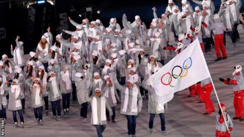 러시아 출신 올림픽 선수(OAR)들이 지난달 9일 강원 평창 올림픽스타디움에서 진행된 평창동계올림픽 개회식에 오륜기를 앞세운 채 입장하고 있다. 로이터 자료사진 