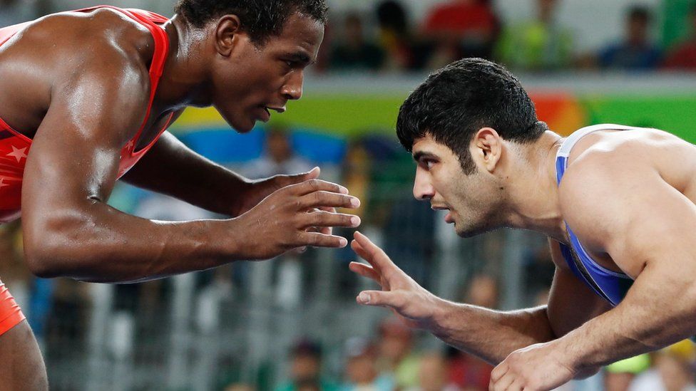 이란의 레슬링 선수 알리레자 카리마치아니(오른쪽)가 2016년 8월 20일 리우데자네이루올림픽 즈덴 마이클 트보리 콕스(미국)와 경기를 벌이고 있다. AFP 자료사진 