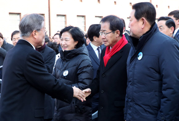 문재인 대통령(왼쪽)이 1일 오전 서울 서대문형무소 역사관에서 열린 제99주년 3ㆍ1절 기념식에 참석, 자유한국당 홍준표 대표와 인사하고 있다.  연합뉴스