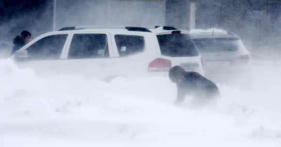 1일 강원 평창군 대관령 일원에 40m가 넘는 폭설이 내린 가운데 옛 영동고속도로 대관령 휴게소에 앞이 보이지 않을 정도의 거센 눈보라가 몰아치고 있다. 연합뉴스