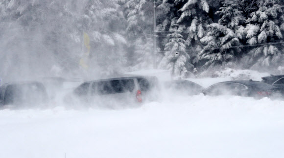 1일 강원 평창군 대관령 일원에 40m가 넘는 폭설이 내린 가운데 옛 영동고속도로 대관령 휴게소에 앞이 보이지 않을 정도의 거센 눈보라가 몰아치고 있다.  연합뉴스