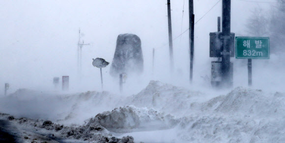 1일 강원 강릉시 옛 영동고속도로 대관령 구간에 40m가 넘는 폭설이 내린 가운데 대관령에 앞이 보이지 않을 정도의 거센 눈보라가 치고 있다.  연합뉴스