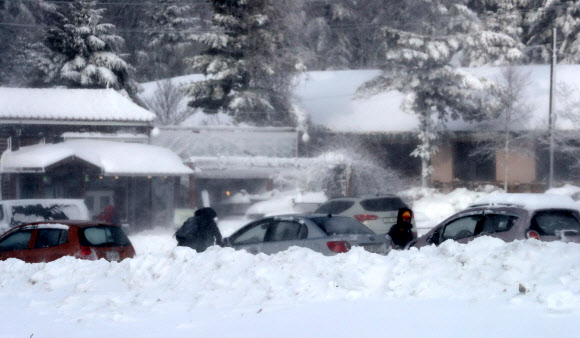 1일 강원 평창군 대관령 일원에 40m가 넘는 폭설이 내린 가운데 옛 영동고속도로 대관령 휴게소에 앞이 보이지 않을 정도의 거센 눈보라가 몰아치고 있다.  연합뉴스