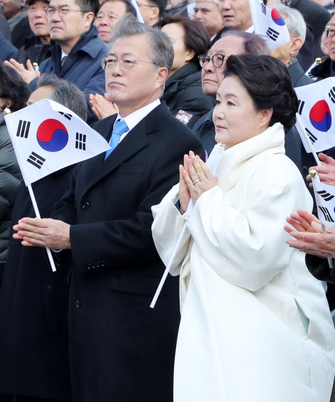 문재인 대통령과 부인 김정숙 여사가 1일 오전 서울 서대문형무소 역사관에서 열린 제99주년 3ㆍ1절 기념식에서 박유철 광복회장 등의 독립선언서 낭독이 끝나자 박수를 치고 있다.  연합뉴스