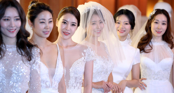 1일 오전 소공동 롯데호텔에서 열린 ’제1회 롯데웨딩 박람회’에서 패션쇼를 하고 있다.  롯데백화점이 웨딩 관련 파트너사와 진행한 박람회로 2일까지 진행한다.  연합뉴스