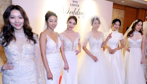 1일 오전 소공동 롯데호텔에서 열린 ’제1회 롯데웨딩 박람회’에서 패션쇼를 하고 있다.  롯데백화점이 웨딩 관련 파트너사와 진행한 박람회로 2일까지 진행한다.  연합뉴스