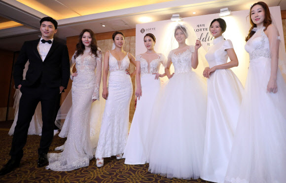 1일 오전 소공동 롯데호텔에서 열린 ’제1회 롯데웨딩 박람회’에서 패션쇼를 하고 있다.  롯데백화점이 웨딩 관련 파트너사와 진행한 박람회로 2일까지 진행한다.  연합뉴스
