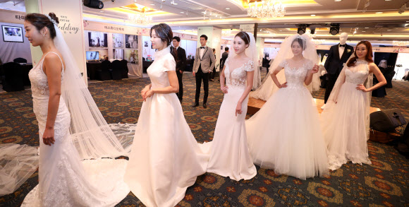 1일 오전 소공동 롯데호텔에서 열린 ’제1회 롯데웨딩 박람회’에서 패션쇼를 하고 있다.  롯데백화점이 웨딩 관련 파트너사와 진행한 박람회로 2일까지 진행한다.  연합뉴스