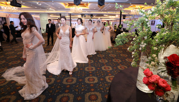 1일 오전 소공동 롯데호텔에서 열린 ’제1회 롯데웨딩 박람회’에서 패션쇼를 하고 있다.  롯데백화점이 웨딩 관련 파트너사와 진행한 박람회로 2일까지 진행한다.  연합뉴스