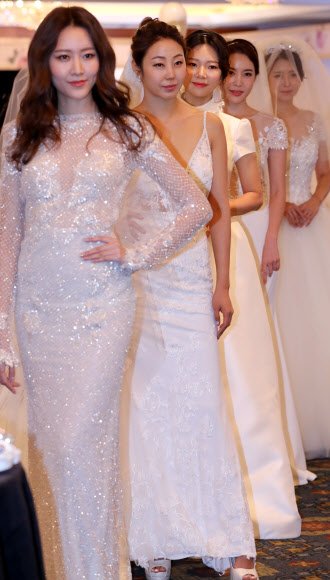 1일 오전 소공동 롯데호텔에서 열린 ’제1회 롯데웨딩 박람회’에서 패션쇼를 하고 있다.  롯데백화점이 웨딩 관련 파트너사와 진행한 박람회로 2일까지 진행한다.  연합뉴스