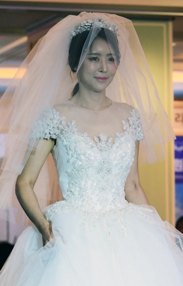 1일 서울 소공동 롯데호텔에서 열린 ’제1회 롯데웨딩 박람회’에서 패션쇼가 진행되고 있다.  이번 행사는 롯데백화점이 웨딩 관련 파트너사와 진행한 박람회로 2일까지 진행한다.  이종원 선임기자 jongwon@seoul.co.kr