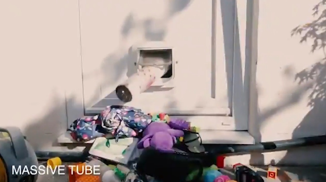 고양이 플랩 밖으로 버려진 각 종 물건들이 모습(유튜브 영상 캡처)