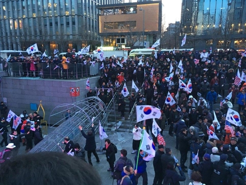 태극기 집회 참가자들, 조형물 부수고 불 지르고