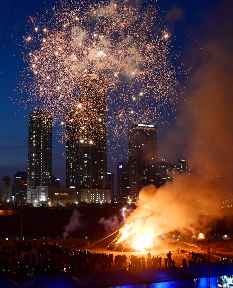 정월대보름을 하루 앞 둔 1일 서울 안양천 오목교 아래에서 열린 정월대보름 민속놀이 축제에서 달집이 태워지고 있다.  2018. 3. 1 정연호 기자 tpgod@seoul.co.kr