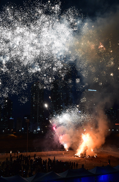 정월대보름을 하루 앞 둔 1일 서울 안양천 오목교 아래에서 열린 정월대보름 민속놀이 축제에서 달집이 태워지고 있다.  2018. 3. 1 정연호 기자 tpgod@seoul.co.kr