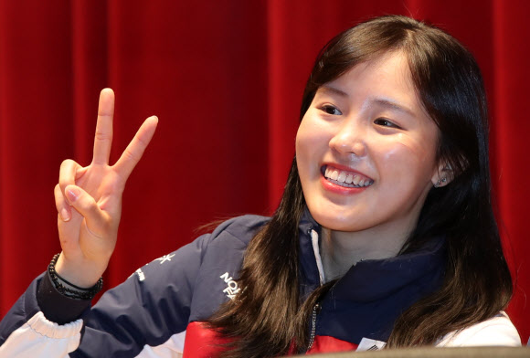 ’미소천사’ 김아랑 ’V’