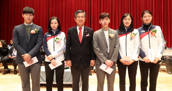 포상금 받은 한체대 재학 메달리스트들