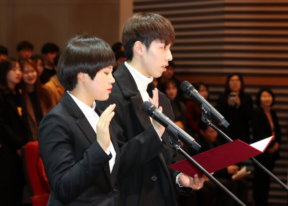 입학선서 하는 쇼트트랙 은메달리스트 황대헌