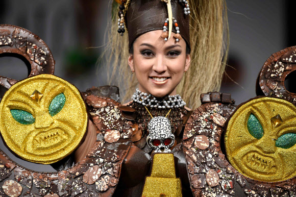 1일(현지시간) 벨기에 브뤼셀에서 열린 초콜릿 페어 ‘Salon du Chocolat’ 행사에서 한 모델이 초콜릿으로 만든 옷을 선보이고 있다. AFP 연합뉴스